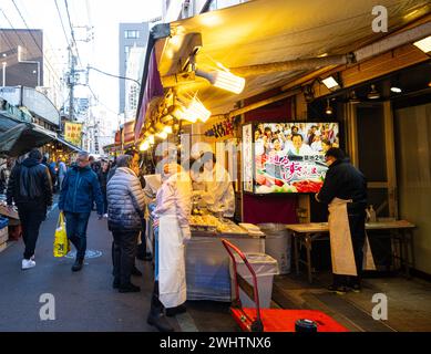 Tokyio, Japan. Januar 2024. Zubereitung von Speisen an Verkaufsständen auf dem Tsukiji Outer Market im Stadtzentrum Stockfoto