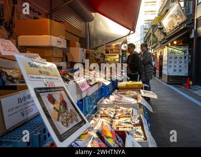 Tokyio, Japan. Januar 2024. Zubereitung von Speisen an Verkaufsständen auf dem Tsukiji Outer Market im Stadtzentrum Stockfoto