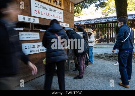 Tokio, Japan. Januar 2024. Die Gläubigen in den Innenhöfen des Meiji Shinto Tempels im Stadtzentrum Stockfoto