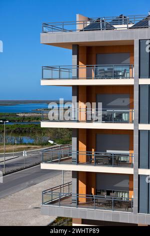 Neues Resort Apartment House vor hellblauem Himmel Stockfoto