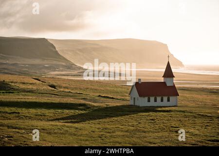 Typische Ländliche isländischen Kirche am Meer Küste Stockfoto