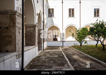 Monumentaler Komplex von Ex San Francesco della Scarpa, historisches Zentrum von Bari, Region Apulien (Apulien), Italien, 18. September 2022 Stockfoto