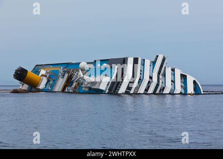 GIGLIO, ITALIEN - 28. APRIL 2012: Kreuzfahrtschiff der Costa Concordia an der italienischen Küste der Insel Giglio nach Schiffswrack am 13. Und 2. Januar Stockfoto