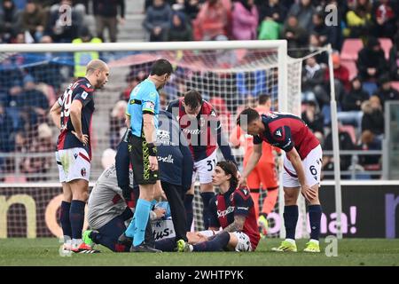 Bologna, Italien. Februar 2024. Foto Massimo Paolone/LaPresse 11. Februar 2024 - Bologna, Italia - Sport, calcio - Bologna vs Lecce - Campionato italiano di calcio Serie A TIM 2023/2024 - Stadio Renato DallÕAra. Nella Foto: Riccardo Calafiori (FC Bologna) infortunio 11. Februar 2024 Bologna, Italien - Sport, calcio - Bologna vs Lecce - italienische Fußballmeisterschaft der Serie A 2023/2024 - Renato DallÕAra Stadium. Im Bild: Riccardo Calafiori (Bologna FC) verletzt Credit: LaPresse/Alamy Live News Stockfoto