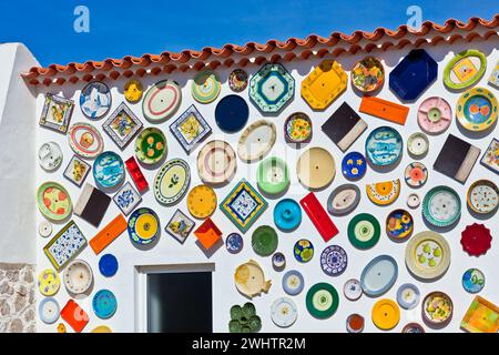 Traditionelle portugiesische Töpferteller an einer Wand Stockfoto