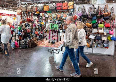 Leipzig - Tausende Besucher am ersten Wochenende: 750 Aussteller zeigen sich bei der Messe HAUS-GARTEN-FREIZEIT 11.02.2024 gegen 11 Uhr Leipzig, Leipziger Messe vom 10. bis 18. Februar 2024 zeigen sich bei der HAUS-GARTEN-FREIZEIT und der mitteldeutschen handwerksmesse wieder rund 750 Aussteller in drei Messehallen. Neue Tage lang wird aus der Leipziger Messe eine bunte Inspirationslandschaft mit Trends für Heim und Garten, jeder Menge Genuss sowie Handwerk zum Anfassen. Die mitteldeutsche handwerksmesse feiert mit ihrer 25. Auflage das Silberjubiläum. Außerdem ermöglicht die Tageskarte am erste Stockfoto