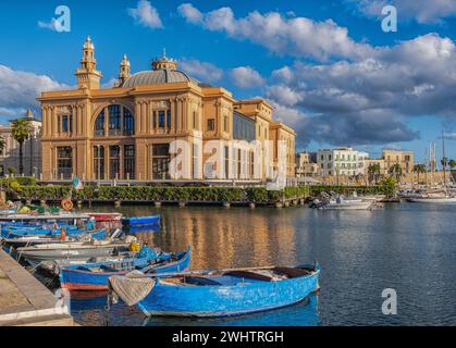 Angedockte Boote mit dem Margherita Theater im Hintergrund, Bari, Apulien Region, Süditalien, Europa Stockfoto