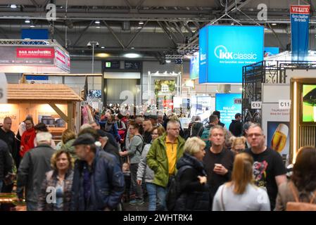 Leipzig - Tausende Besucher am ersten Wochenende: 750 Aussteller zeigen sich bei der Messe HAUS-GARTEN-FREIZEIT 11.02.2024 gegen 11 Uhr Leipzig, Leipziger Messe vom 10. bis 18. Februar 2024 zeigen sich bei der HAUS-GARTEN-FREIZEIT und der mitteldeutschen handwerksmesse wieder rund 750 Aussteller in drei Messehallen. Neue Tage lang wird aus der Leipziger Messe eine bunte Inspirationslandschaft mit Trends für Heim und Garten, jeder Menge Genuss sowie Handwerk zum Anfassen. Die mitteldeutsche handwerksmesse feiert mit ihrer 25. Auflage das Silberjubiläum. Außerdem ermöglicht die Tageskarte am erste Stockfoto