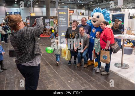 Leipzig - Tausende Besucher am ersten Wochenende: 750 Aussteller zeigen sich bei der Messe HAUS-GARTEN-FREIZEIT 11.02.2024 gegen 11 Uhr Leipzig, Leipziger Messe vom 10. bis 18. Februar 2024 zeigen sich bei der HAUS-GARTEN-FREIZEIT und der mitteldeutschen handwerksmesse wieder rund 750 Aussteller in drei Messehallen. Neue Tage lang wird aus der Leipziger Messe eine bunte Inspirationslandschaft mit Trends für Heim und Garten, jeder Menge Genuss sowie Handwerk zum Anfassen. Die mitteldeutsche handwerksmesse feiert mit ihrer 25. Auflage das Silberjubiläum. Außerdem ermöglicht die Tageskarte am erste Stockfoto