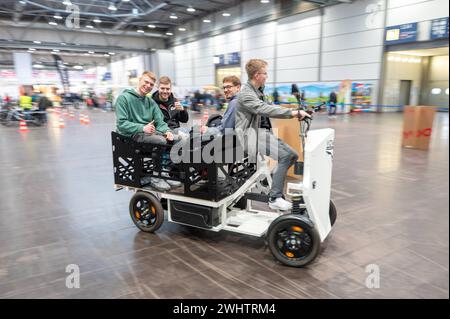 Leipzig - Tausende Besucher am ersten Wochenende: 750 Aussteller zeigen sich bei der Messe HAUS-GARTEN-FREIZEIT 11.02.2024 gegen 11 Uhr Leipzig, Leipziger Messe vom 10. bis 18. Februar 2024 zeigen sich bei der HAUS-GARTEN-FREIZEIT und der mitteldeutschen handwerksmesse wieder rund 750 Aussteller in drei Messehallen. Neue Tage lang wird aus der Leipziger Messe eine bunte Inspirationslandschaft mit Trends für Heim und Garten, jeder Menge Genuss sowie Handwerk zum Anfassen. Die mitteldeutsche handwerksmesse feiert mit ihrer 25. Auflage das Silberjubiläum. Außerdem ermöglicht die Tageskarte am erste Stockfoto