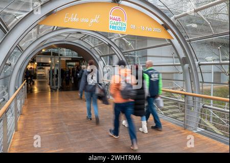 Leipzig - Tausende Besucher am ersten Wochenende: 750 Aussteller zeigen sich bei der Messe HAUS-GARTEN-FREIZEIT 11.02.2024 gegen 11 Uhr Leipzig, Leipziger Messe vom 10. bis 18. Februar 2024 zeigen sich bei der HAUS-GARTEN-FREIZEIT und der mitteldeutschen handwerksmesse wieder rund 750 Aussteller in drei Messehallen. Neue Tage lang wird aus der Leipziger Messe eine bunte Inspirationslandschaft mit Trends für Heim und Garten, jeder Menge Genuss sowie Handwerk zum Anfassen. Die mitteldeutsche handwerksmesse feiert mit ihrer 25. Auflage das Silberjubiläum. Außerdem ermöglicht die Tageskarte am erste Stockfoto