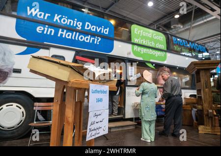 Leipzig - Tausende Besucher am ersten Wochenende: 750 Aussteller zeigen sich bei der Messe HAUS-GARTEN-FREIZEIT 11.02.2024 gegen 11 Uhr Leipzig, Leipziger Messe vom 10. bis 18. Februar 2024 zeigen sich bei der HAUS-GARTEN-FREIZEIT und der mitteldeutschen handwerksmesse wieder rund 750 Aussteller in drei Messehallen. Neue Tage lang wird aus der Leipziger Messe eine bunte Inspirationslandschaft mit Trends für Heim und Garten, jeder Menge Genuss sowie Handwerk zum Anfassen. Die mitteldeutsche handwerksmesse feiert mit ihrer 25. Auflage das Silberjubiläum. Außerdem ermöglicht die Tageskarte am erste Stockfoto