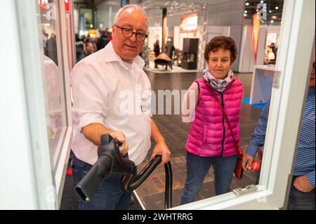 Leipzig - Tausende Besucher am ersten Wochenende: 750 Aussteller zeigen sich bei der Messe HAUS-GARTEN-FREIZEIT 11.02.2024 gegen 11 Uhr Leipzig, Leipziger Messe vom 10. bis 18. Februar 2024 zeigen sich bei der HAUS-GARTEN-FREIZEIT und der mitteldeutschen handwerksmesse wieder rund 750 Aussteller in drei Messehallen. Neue Tage lang wird aus der Leipziger Messe eine bunte Inspirationslandschaft mit Trends für Heim und Garten, jeder Menge Genuss sowie Handwerk zum Anfassen. Die mitteldeutsche handwerksmesse feiert mit ihrer 25. Auflage das Silberjubiläum. Außerdem ermöglicht die Tageskarte am erste Stockfoto