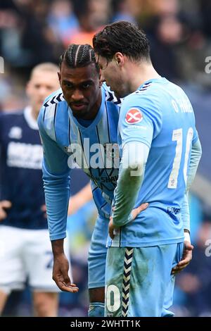 Haji Wright (11 Coventry City) und Callum OHare (10 Coventry City) diskutieren am Sonntag, den 11. Februar 2024 in der Coventry Building Society Arena in Coventry, Coventry City und Millwall über den Elfmeter. (Foto: Kevin Hodgson | MI News) Credit: MI News & Sport /Alamy Live News Stockfoto