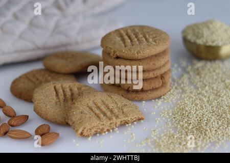 Proso Hirse Mandelkekse, ein vollkommener, glutenfreier Leckerbissen mit Proso-Millet-Mehl, Mandeln und natürlicher Süße. Perfekt für gesundheitsbewusste Lebensmittel Stockfoto