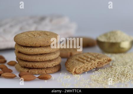 Proso Hirse Mandelkekse, ein vollkommener, glutenfreier Leckerbissen mit Proso-Millet-Mehl, Mandeln und natürlicher Süße. Perfekt für gesundheitsbewusste Lebensmittel Stockfoto