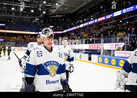 Karlstad, Schweden. Februar 2024. Finnlands Torhüter Emil Larmi nach dem Eishockeyspiel am Sonntag bei den Beijer Hockey Games (Euro Hockey Tour) zwischen Schweden und Finnland in der Löfbergs Arena. Karlstad, 11. Februar 2024.Foto: Pontus Lundahl/TT/Code 10050 Credit: TT News Agency/Alamy Live News Stockfoto