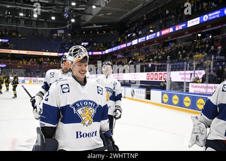 Karlstad, Schweden. Februar 2024. Finnlands Torhüter Emil Larmi nach dem Eishockeyspiel am Sonntag bei den Beijer Hockey Games (Euro Hockey Tour) zwischen Schweden und Finnland in der Löfbergs Arena. Karlstad, 11. Februar 2024.Foto: Pontus Lundahl/TT/Code 10050 Credit: TT News Agency/Alamy Live News Stockfoto