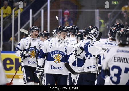 Karlstad, Schweden. Februar 2024. Glückliche finnische Spieler nach dem Sieg im Eishockeyspiel am Sonntag bei den Beijer Hockey Games (Euro Hockey Tour) zwischen Schweden und Finnland in der Löfbergs Arena. Karlstad, 11. Februar 2024.Foto: Pontus Lundahl/TT/Code 10050 Credit: TT News Agency/Alamy Live News Stockfoto