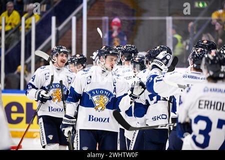 Karlstad, Schweden. Februar 2024. Glückliche finnische Spieler nach dem Sieg im Eishockeyspiel am Sonntag bei den Beijer Hockey Games (Euro Hockey Tour) zwischen Schweden und Finnland in der Löfbergs Arena. Karlstad, 11. Februar 2024.Foto: Pontus Lundahl/TT/Code 10050 Credit: TT News Agency/Alamy Live News Stockfoto