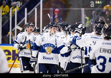 Karlstad, Schweden. Februar 2024. Glückliche finnische Spieler nach dem Sieg im Eishockeyspiel am Sonntag bei den Beijer Hockey Games (Euro Hockey Tour) zwischen Schweden und Finnland in der Löfbergs Arena. Karlstad, 11. Februar 2024.Foto: Pontus Lundahl/TT/Code 10050 Credit: TT News Agency/Alamy Live News Stockfoto