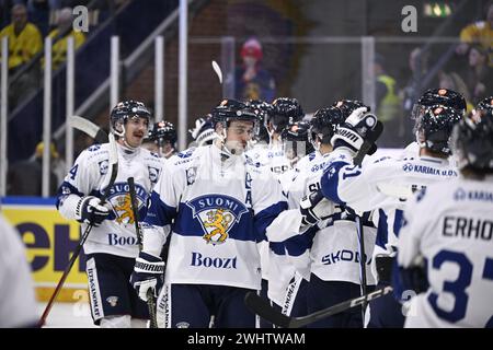 Karlstad, Schweden. Februar 2024. Glückliche finnische Spieler nach dem Sieg im Eishockeyspiel am Sonntag bei den Beijer Hockey Games (Euro Hockey Tour) zwischen Schweden und Finnland in der Löfbergs Arena. Karlstad, 11. Februar 2024.Foto: Pontus Lundahl/TT/Code 10050 Credit: TT News Agency/Alamy Live News Stockfoto