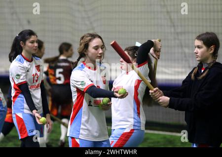 Sankt Petersburg, Russland. Februar 2024. Mädchen treten während der St. an Petersburger Gouverneur-Cup im Mini Lapta 2024. Quelle: SOPA Images Limited/Alamy Live News Stockfoto