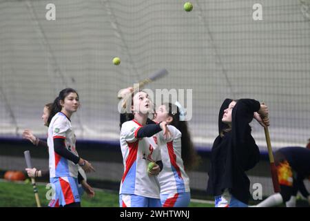 Sankt Petersburg, Russland. Februar 2024. Mädchen treten während der St. an Petersburger Gouverneur-Cup im Mini Lapta 2024. Quelle: SOPA Images Limited/Alamy Live News Stockfoto