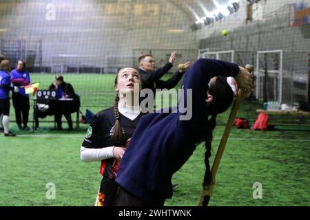 Sankt Petersburg, Russland. Februar 2024. Mädchen treten während der St. an Petersburger Gouverneur-Cup im Mini Lapta 2024. Quelle: SOPA Images Limited/Alamy Live News Stockfoto