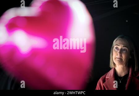 Esther Ghey, die Mutter der ermordeten 16-jährigen Brianna Ghey, in der Nähe eines Herzballons während einer Mahnwache am Golden Square, Warrington, anlässlich des ersten Todestages ihrer Tochter. Bilddatum: Sonntag, 11. Februar 2024. Stockfoto