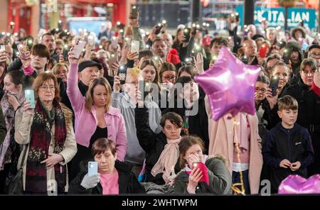 Die Leute halten ihre Telefone hoch, während einer zweiminütigen Mahnwache am Golden Square, Warrington, anlässlich des ersten Jahrestages des Mordes an der 16-jährigen Brianna Ghey. Bilddatum: Sonntag, 11. Februar 2024. Stockfoto