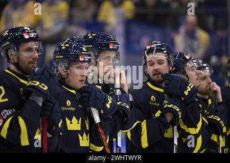 Karlstad, Schweden. Februar 2024. Schwedische Spieler nach der Niederlage im Eishockeyspiel am Sonntag bei den Beijer Hockey Games (Euro Hockey Tour) zwischen Schweden und Finnland in der Löfbergs Arena. Karlstad, 11. Februar 2024.Foto: Pontus Lundahl/TT/Code 10050 Credit: TT News Agency/Alamy Live News Stockfoto