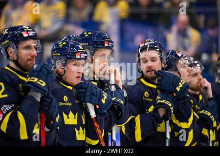 Karlstad, Schweden. Februar 2024. Schwedische Spieler nach der Niederlage im Eishockeyspiel am Sonntag bei den Beijer Hockey Games (Euro Hockey Tour) zwischen Schweden und Finnland in der Löfbergs Arena. Karlstad, 11. Februar 2024.Foto: Pontus Lundahl/TT/Code 10050 Credit: TT News Agency/Alamy Live News Stockfoto