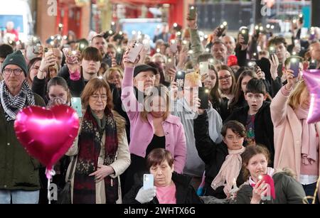 Die Leute halten ihre Telefone hoch, während einer zweiminütigen Mahnwache am Golden Square, Warrington, anlässlich des ersten Jahrestages des Mordes an der 16-jährigen Brianna Ghey. Bilddatum: Sonntag, 11. Februar 2024. Stockfoto