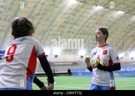 Sankt Petersburg, Russland. Februar 2024. Mädchen treten während der St. an Petersburger Gouverneur-Cup im Mini Lapta 2024. (Foto: Maksim Konstantinov/SOPA Images/SIPA USA) Credit: SIPA USA/Alamy Live News Stockfoto