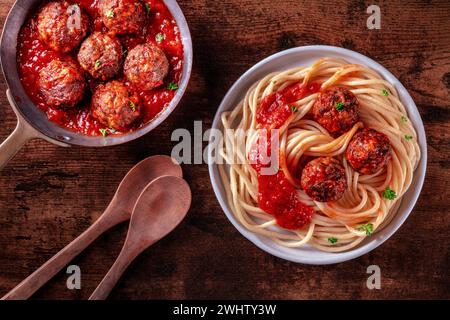 Fleischbällchen. Rindfleischbällchen, oben flach in einer Pfanne und mit Spaghetti Stockfoto
