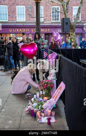 Ein Jahr nach dem brutalen Mord an Brianna Ghey, die im Culcheth Linear Park erstochen wurde, hielt Warrington Town eine Mahnwache im Stadtzentrum ab, wo Hunderte von Menschen kamen, um sich an das traurige, tragische Ereignis zu erinnern. Quelle: John Hopkins/Alamy Live News Stockfoto