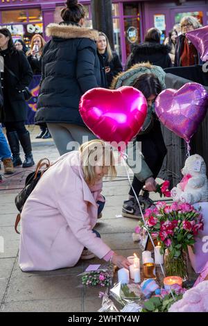 Ein Jahr nach dem brutalen Mord an Brianna Ghey, die im Culcheth Linear Park erstochen wurde, hielt Warrington Town eine Mahnwache im Stadtzentrum ab, wo Hunderte von Menschen kamen, um sich an das traurige, tragische Ereignis zu erinnern. Quelle: John Hopkins/Alamy Live News Stockfoto