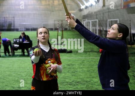 Sankt Petersburg, Russland. Februar 2024. Mädchen treten während der St. an Petersburger Gouverneur-Cup im Mini Lapta 2024. (Foto: Maksim Konstantinov/SOPA Images/SIPA USA) Credit: SIPA USA/Alamy Live News Stockfoto