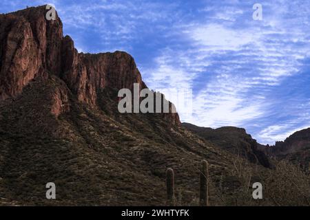 Blaue Stunde Am Superstition Mountain Stockfoto