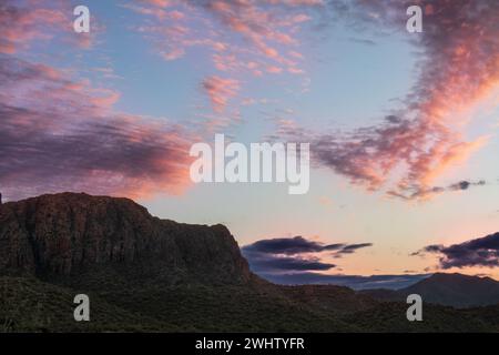 Der Himmel Brennt Am Superstition Mountain Stockfoto