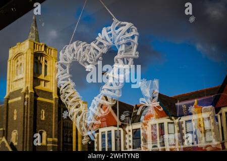 Ich liebe Pontcanna. Weißes Herz in einem Schaufenster mit Reflexion einer Kirche und edwardianischen Häusern. Schrullig. Abstrakt. Farbenfroh. Reflexion. Drea Stockfoto