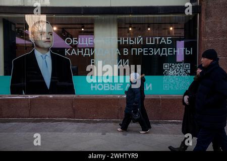 Moskau, Russland. Februar 2024. Die Leute laufen am Wahlkampfquartier des Präsidentschaftskandidaten der Partei New People Wladislav Davankow in Moskau, Russland, vorbei. Die Wahl findet über einen Zeitraum von drei Tagen vom 15. Bis 17. März statt Stockfoto