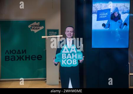 Moskau, Russland. Februar 2024. Blick auf eine Halle des Wahlkampfzentrums des Präsidentschaftskandidaten der Partei Neuen Volkes Wladislav Davankow in Moskau, Russland. Die Wahl findet über einen Zeitraum von drei Tagen vom 15. Bis 17. März statt. Der linke Slogan auf dem Banner lautet „People are more important“ (Menschen sind wichtiger). Stockfoto