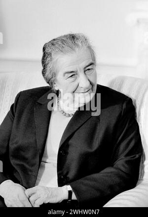 Golda Meir. Porträt der ehemaligen israelischen Premierministerin Golda Meir (geb. Mabovitch; 1898–1978) aus dem Jahr 1973. Golda Meir war Israels erste und einzige weibliche Premierministerin. Stockfoto