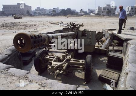 Erster Golfkrieg: 10. März 1991 Ein russisch-sowjetisch hergestelltes 57-mm-AZP S-60-Flugabwehrgewehr am Anjafa Beach in Kuwait City, das von der irakischen Armee verlassen wurde. Stockfoto