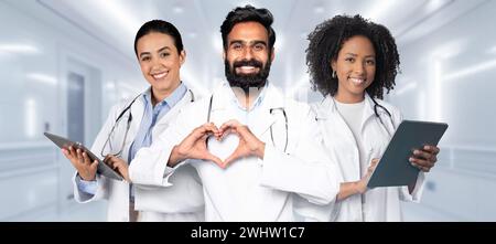 Ein vielfältiges Team von zwei weiblichen und einem männlichen medizinischen Fachkräften Stockfoto