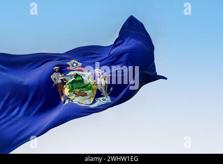 Die Flagge des Bundesstaates Maine winkt an einem klaren Tag im Wind. Stockfoto