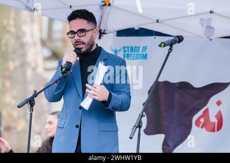 Whitehall, London, Großbritannien. Februar 2024. Hen Mazzig, jüdischer Menschenrechtsaktivist, spricht auf einer Veranstaltung „Stage of Freedom“, bei der britisch-iranische Diaspora und Unterstützer gegen das Regime am 45. Jahrestag der Revolution von 1979 protestieren. Die Mehrheit der Iraner betrachtet das Korps der Islamischen Revolutionsgarde (IRGC), das in fast jedem Aspekt der iranischen Politik und Gesellschaft eine Rolle spielt, als Hindernis für das Leben, das sie leben wollen. Foto: Amanda Rose/Alamy Live News Stockfoto