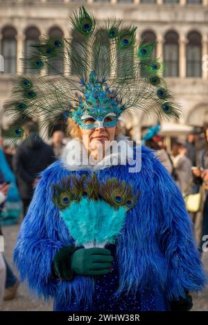 Einheimische und Besucher tragen Kostüme für Venedigs berühmtes und traditionelles Karneval Stockfoto